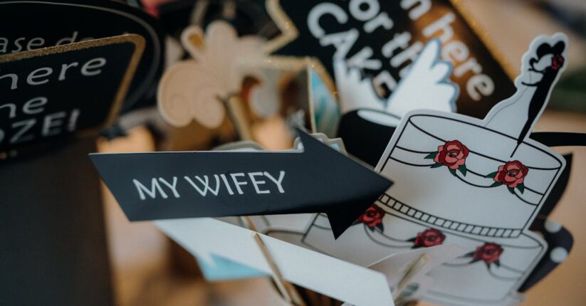 手作りと外注のペーパーアイテムをバランスよく組み合わせて並べたテーブル。