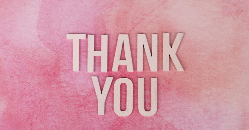 感動で涙を流しながら席札メッセージを読むゲスト。心のこもった手書きメッセージが印象的。