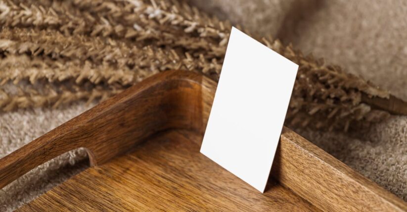 押し花やリボンを添えたおしゃれな席札デザイン。ナチュラルで上品な雰囲気。