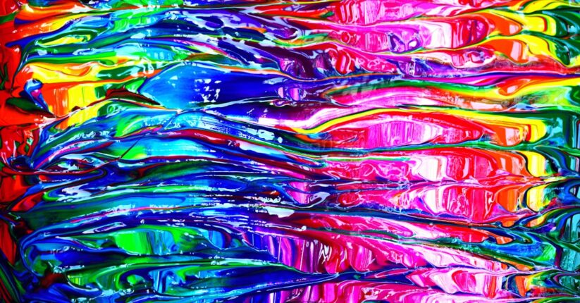 結婚式のテーマカラーに合わせてペーパーアイテムをコーディネートしたテーブルコーディネート。