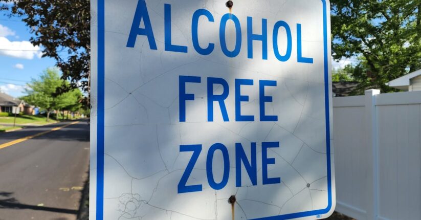 義両親への丁寧な席札メッセージ。感謝と決意を込めて書かれたカード。