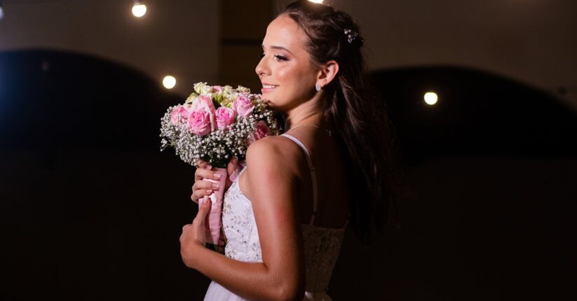 夜遅くまでペーパーアイテムを作っている花嫁。疲れながらも丁寧に作業している様子。