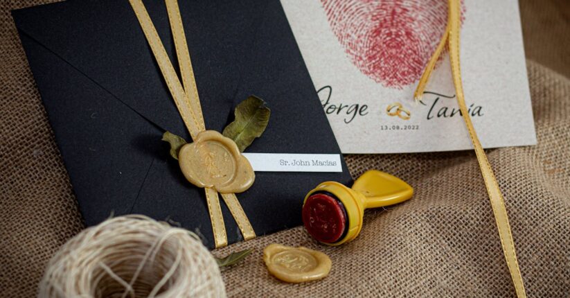 結婚式の席札メッセージを丁寧に手書きしている花嫁。上品なテーブルと柔らかい照明の雰囲気。