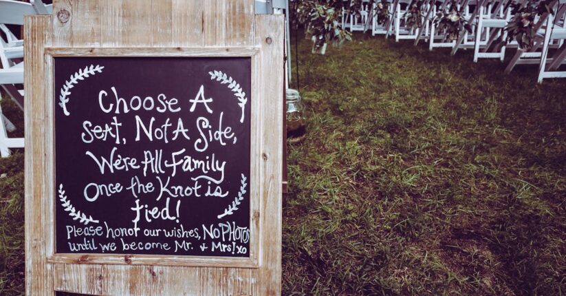 学生時代の友人に向けた席札メッセージ。懐かしい思い出を込めた温かい文面。