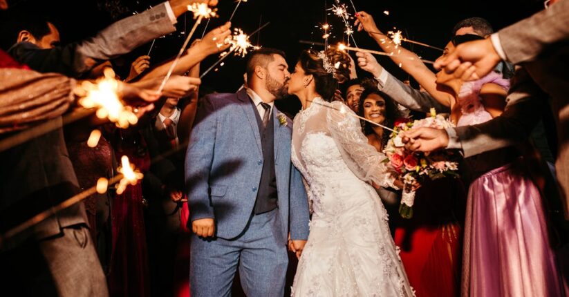 プロフィールブックに使う写真を選んでいる新郎新婦。自然な笑顔や前撮り写真をチェックしている様子。