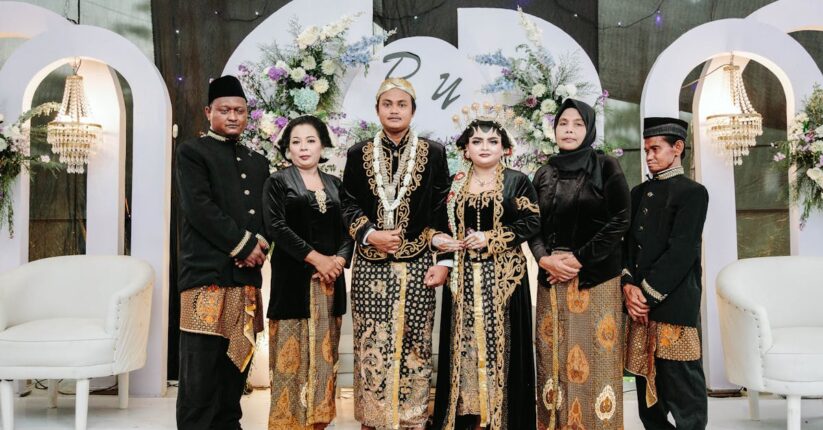 結婚式で家族が席札メッセージを読みながら微笑む様子。感動的な雰囲気の披露宴シーン。