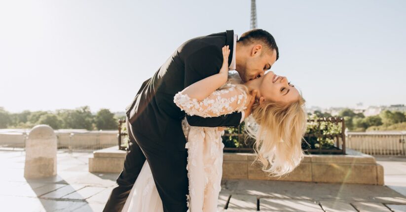 手作りペーパーアイテムを一緒に作って笑顔の新郎新婦。楽しそうにクラフト作業をする様子。