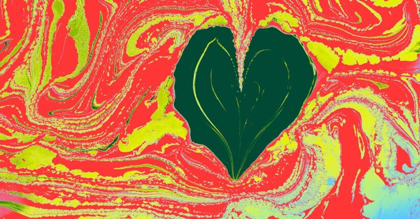 結婚式の印刷見本を確認している新郎新婦。日付や名前を丁寧にチェックしている。