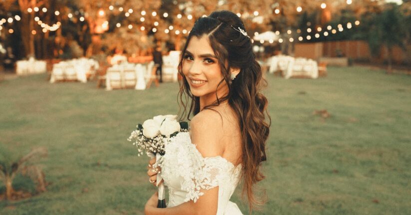 DIYツールを使って楽しそうに作業する花嫁。笑顔でペーパーアイテムを手作りしている様子。