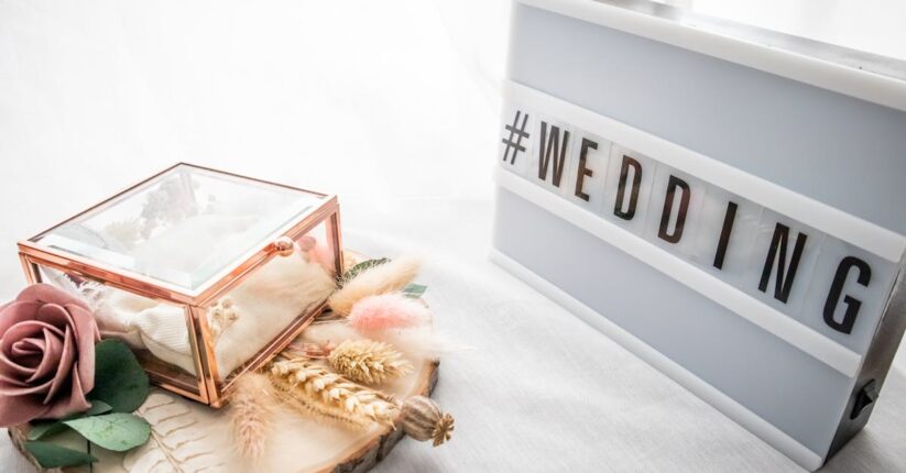 式場の雰囲気と合わないデザインの席札が並ぶテーブル。色味の違いが目立っている様子。