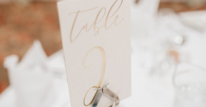 手作りの席札とメニューカードが並ぶおしゃれなテーブルセッティング。ナチュラルで上品な雰囲気。