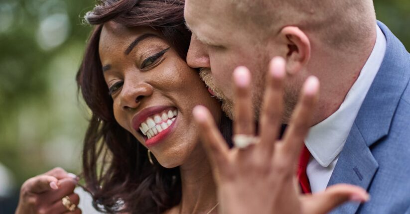 結婚式の準備中にプロフィールブックで後悔しているカップルのイメージ。必要かどうかを迷っている様子。