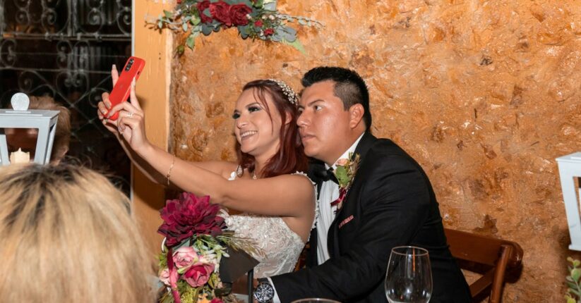 披露宴でゲストが席札メッセージを手にして微笑むシーン。心温まる瞬間。