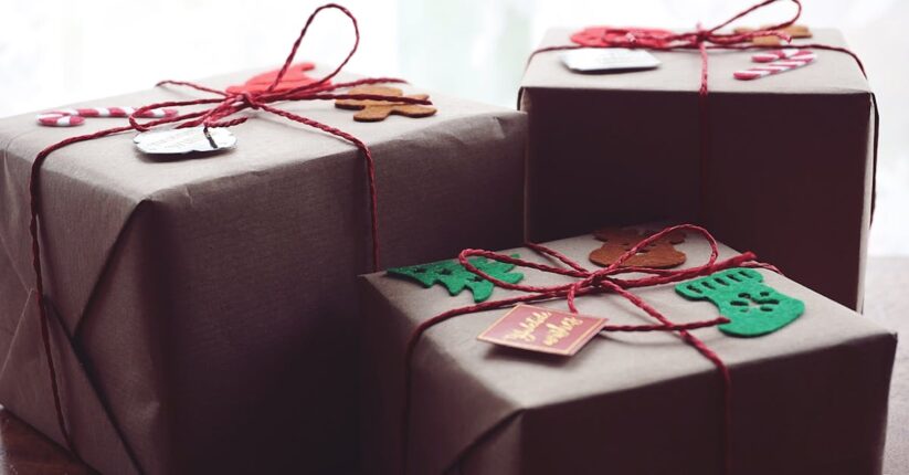 ゲストへのお土産に手作りタグを添えている様子。席札やサンキューカードが可愛く並ぶ。