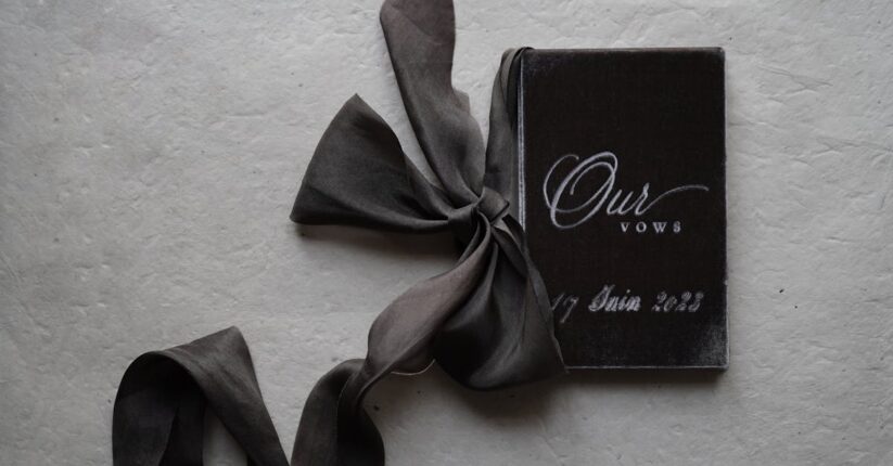 プロフィールブックを一緒に確認している新郎新婦。成功のポイントを押さえながら準備している様子。