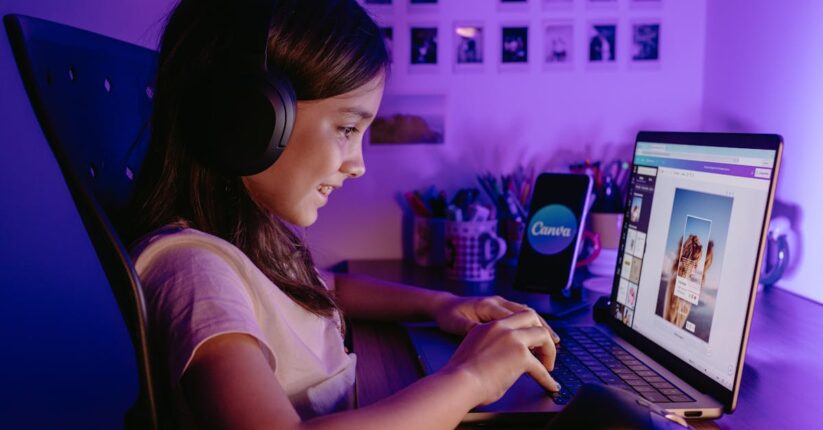 Canvaで結婚式のペーパーアイテムを編集しているパソコン画面。テンプレートをアレンジしている様子。