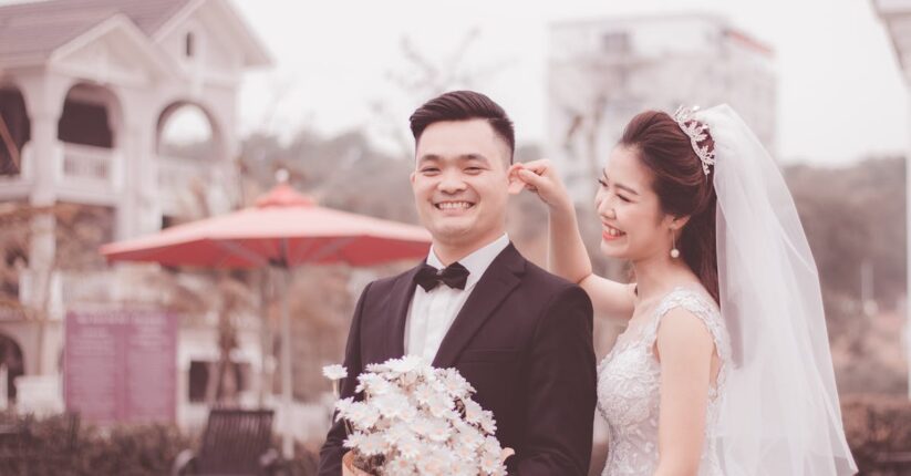 手作りペーパーアイテムを一緒に作って笑顔の新郎新婦。楽しそうにクラフト作業をする様子。