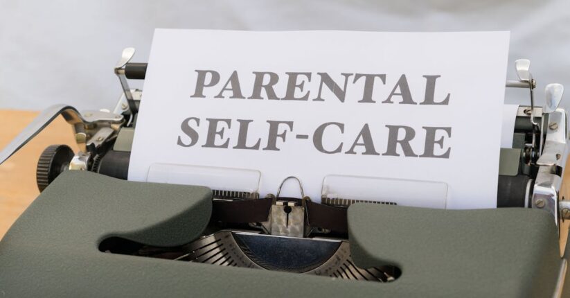 両親が席札メッセージを読みながら涙する感動的なシーン。