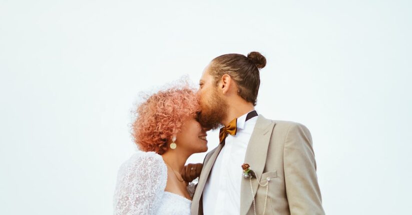 DIYツールを使って楽しそうに作業する花嫁。笑顔でペーパーアイテムを手作りしている様子。