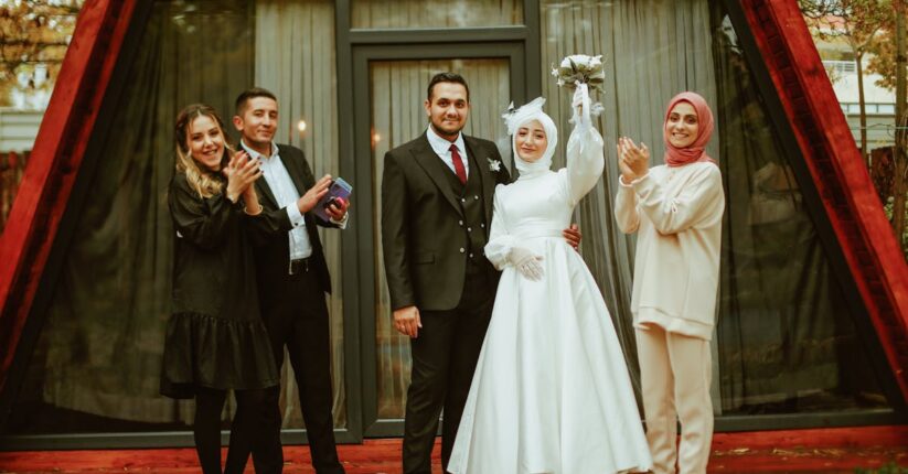 披露宴で席札メッセージを読み微笑むゲスト。温かく感動的な雰囲気。