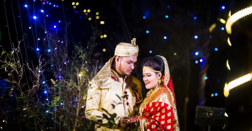 夜遅くまでペーパーアイテムを作っている花嫁。疲れながらも丁寧に作業している様子。