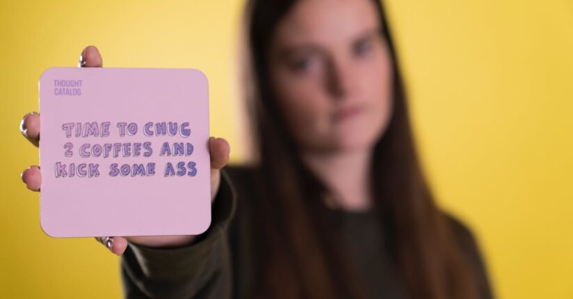 席札の裏に隠されたメッセージを見て微笑むゲスト。サプライズ要素のある演出。