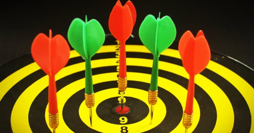 結婚式のペーパーアイテムを手作りして成功した花嫁。完成品を見て微笑んでいる。