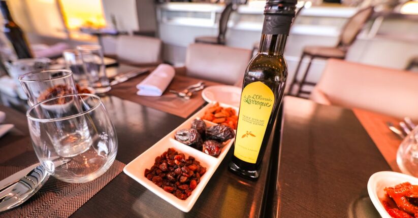 ウェルカムスペースに手作りした招待状や席札をフレームに入れて飾っているテーブルコーディネート。