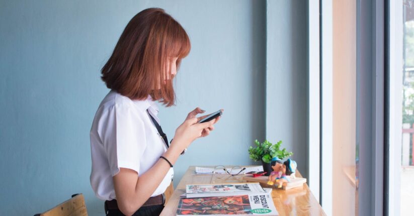 カラフルでポップなデザインのプロフィールブック。雑誌のように楽しい雰囲気でゲストが笑顔になる構成。