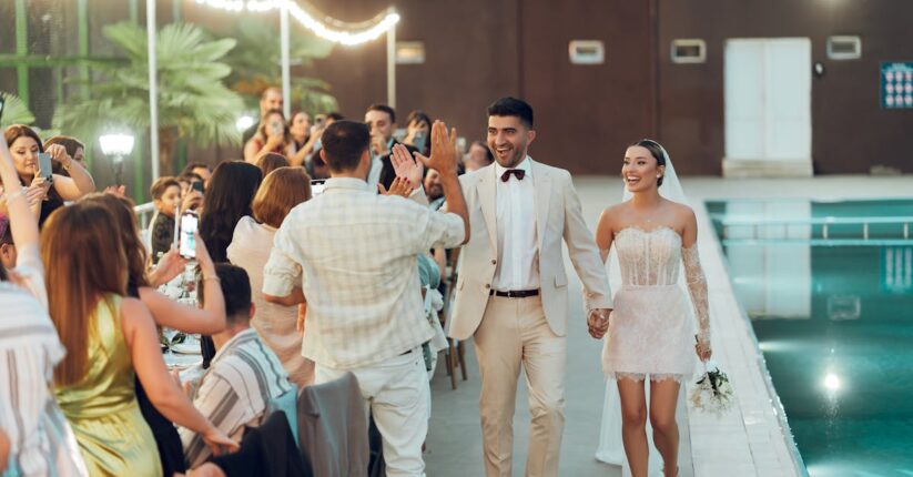 結婚式でゲストが笑顔でプロフィールブックを読んでいる様子。デザインを通してふたりらしさが伝わる演出。