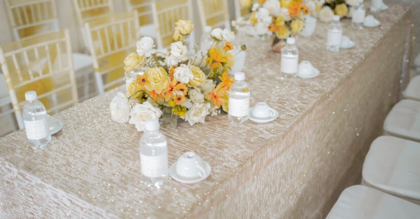 家族婚の披露宴テーブル。親族中心のアットホームな雰囲気で、プロフィールブックがなくても和やかに過ごしている様子。