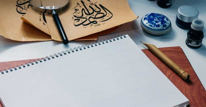 カリグラフィーペンで名前を手書きしている花嫁。柔らかい筆致で上品に仕上げている様子。