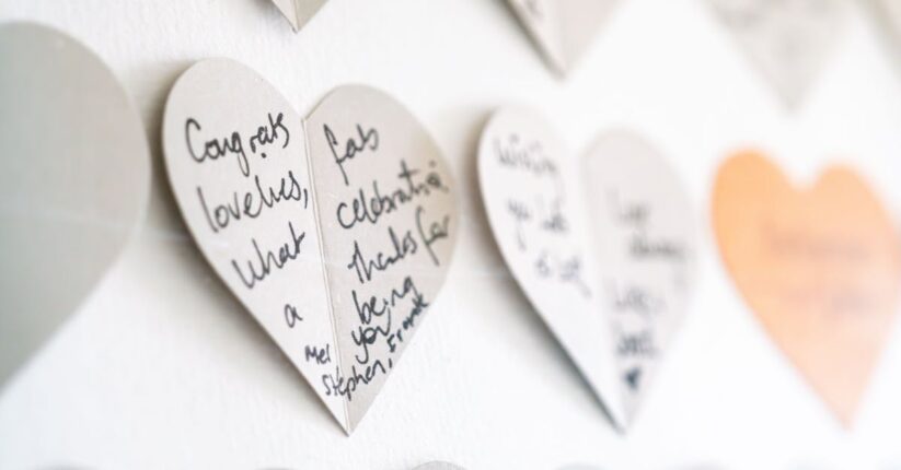 完成した手書きの席札メッセージカードを並べた美しいテーブル。温かみのある雰囲気。