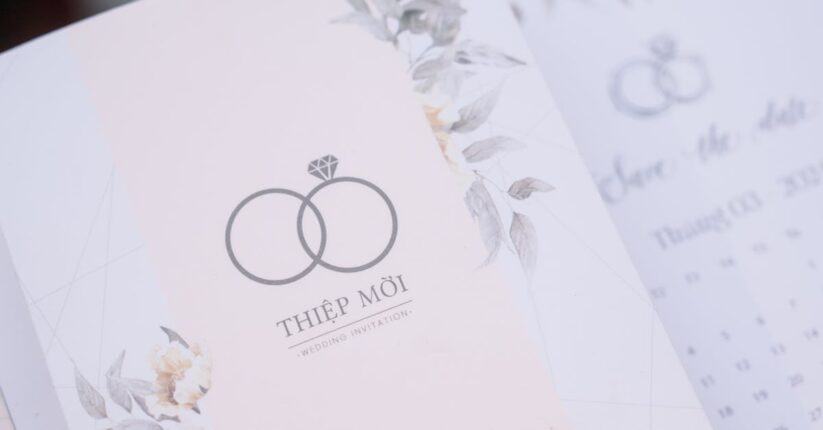 印刷業者によって仕上げられた高品質な結婚式の招待状。白と金で統一された上品なデザイン。