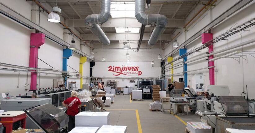 家庭用プリンターで厚紙を印刷して紙詰まりを起こしている様子。