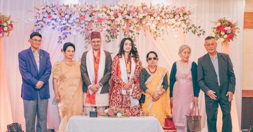 結婚式で家族が席札メッセージを読みながら微笑む様子。感動的な雰囲気の披露宴シーン。