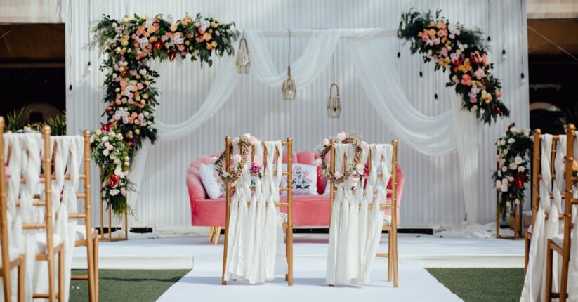 自宅のプリンターでペーパーアイテムを印刷している様子。インクや用紙などが並んだ制作風景。