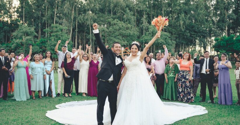 結婚式の席次表とプロフィールブックのデザイン比較。費用や仕上がりの違いをイメージ。