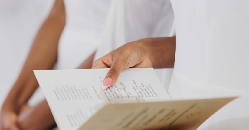 上質な紙質で印刷された結婚式プロフィールブック。手触りや高級感にこだわった仕上がり。