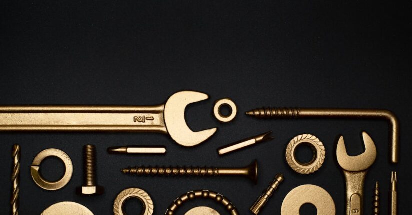 結婚式のペーパーアイテムを手作りするための道具を並べたテーブル。ハサミ・ペン・リボン・紙などが整然と置かれている。