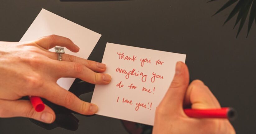 学生時代の友人に向けた席札メッセージ。懐かしい思い出を込めた温かい文面。