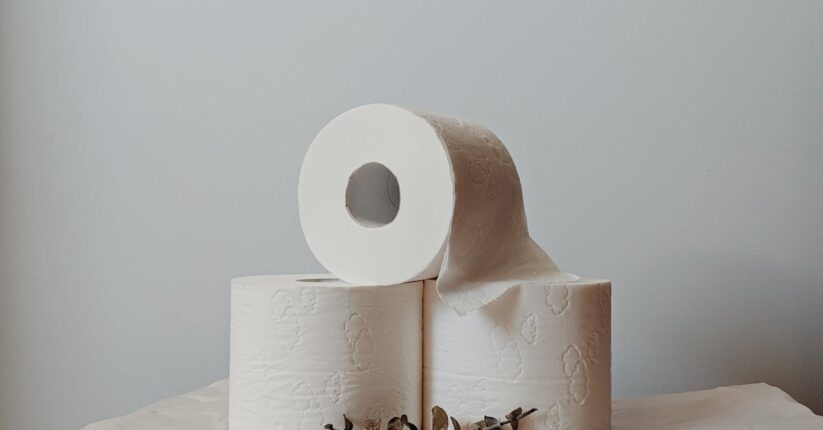 少人数結婚式のテーブルに置かれたシンプルな席次表とメッセージカードのセット。