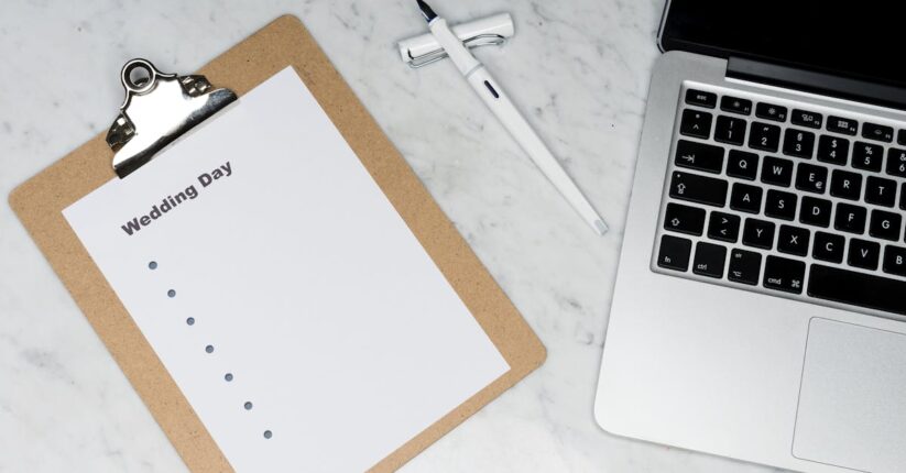 同僚や先輩への席札メッセージを書いている花嫁。親しみのあるトーンの文章を考えている様子。