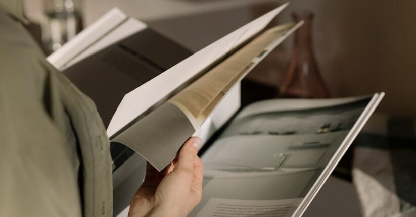 プロフィールブックと席次表のページ構成の違い。三つ折りと冊子型の違いを表したイラスト。