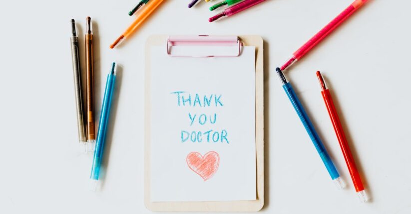 家族全員への感謝を込めた席札メッセージ。温かい言葉が並ぶ手書きのカード。