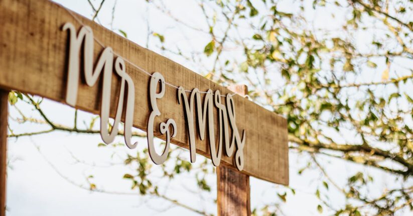 結婚式の席札に恩師への感謝のメッセージを書いている花嫁。丁寧な筆致と落ち着いた雰囲気。