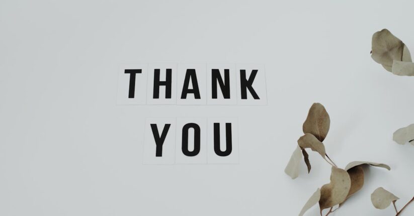 完成した席札メッセージカードのクローズアップ。優しい手書きの言葉が添えられている。