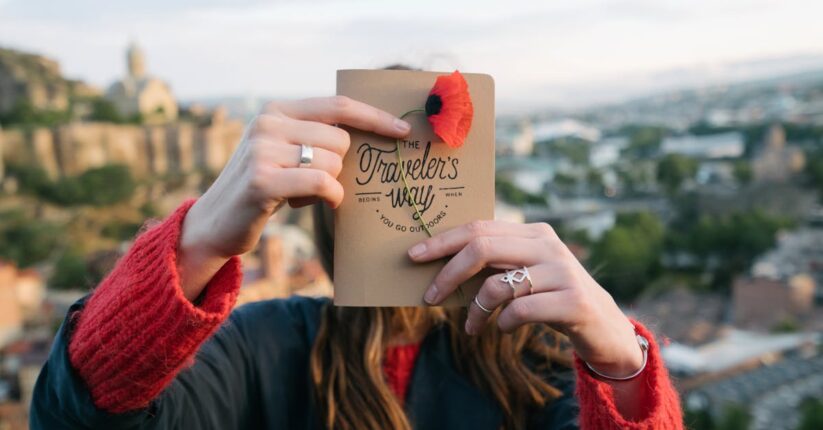 プロフィールブックの印刷前に誤字やデザインを確認している新婦。最終チェック作業の様子。