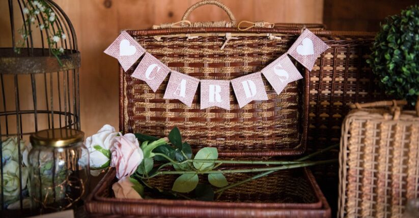 デザインと文字の調和が美しい席札。ナチュラルな素材と柔らかい筆記体が調和している。