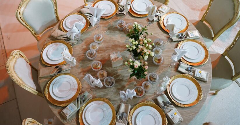 披露宴テーブルに配置されたプロフィールブック。ナプキンや席札と統一感のあるコーディネート。